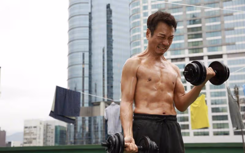 57歲老戲骨「黎耀祥」激動返港,一人推四個行李箱險摔倒,鬢邊露白髮太心酸