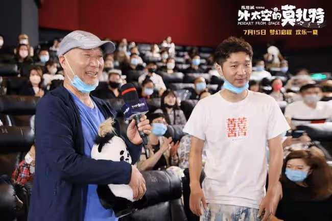 佟麗婭帶兒子支持陳思誠新片 現場氣氛和諧