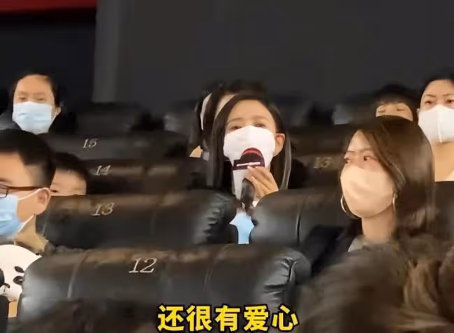 佟麗婭帶兒子支持陳思誠新片 現場氣氛和諧