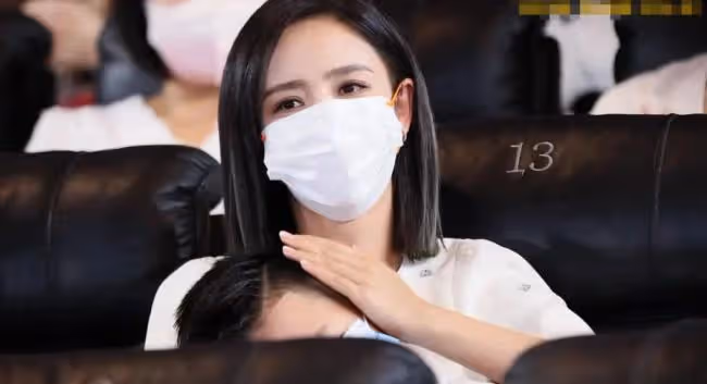 佟麗婭帶兒子支持陳思誠新片 現場氣氛和諧