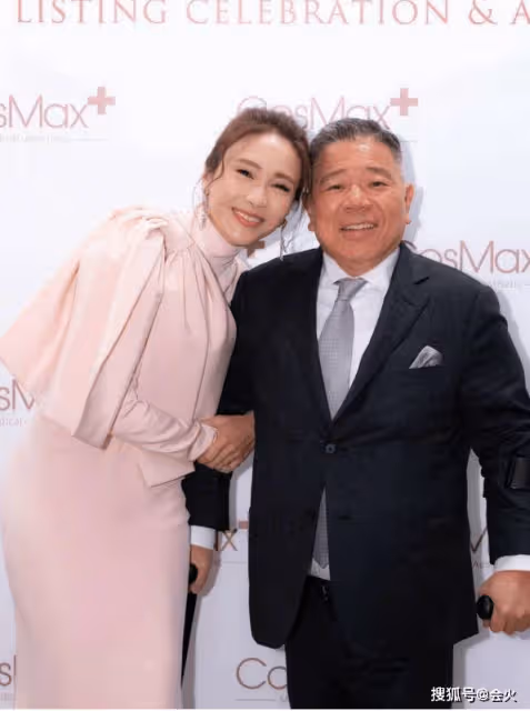 50歲黎姿闊太生活好精緻 穿浴袍洗臉