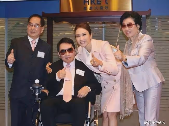 50歲黎姿闊太生活好精緻 穿浴袍洗臉