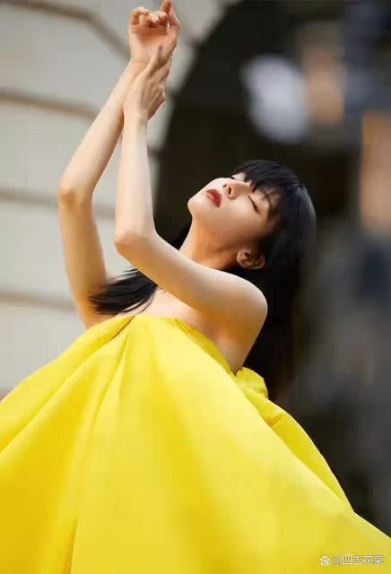 迪麗熱巴穿檸檬黃抹胸裙變冷酷少女,一改往日甜美形象!