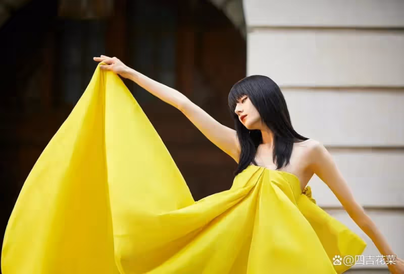 迪麗熱巴穿檸檬黃抹胸裙變冷酷少女,一改往日甜美形象!