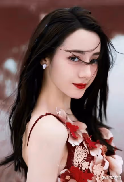 迪麗熱巴穿檸檬黃抹胸裙變冷酷少女,一改往日甜美形象!