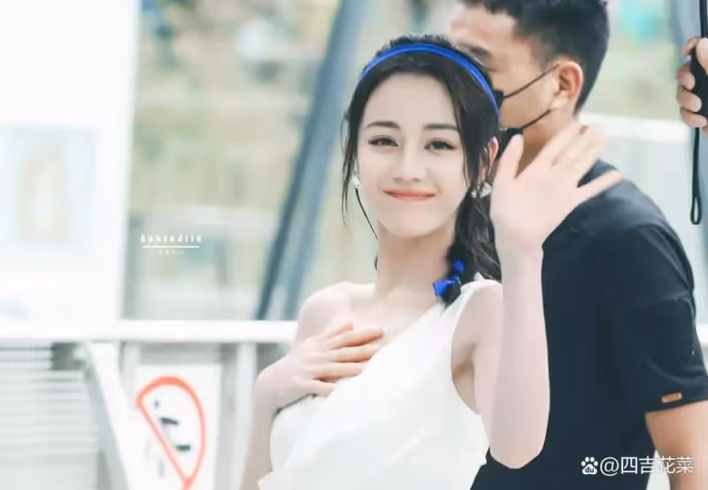迪麗熱巴穿檸檬黃抹胸裙變冷酷少女,一改往日甜美形象!