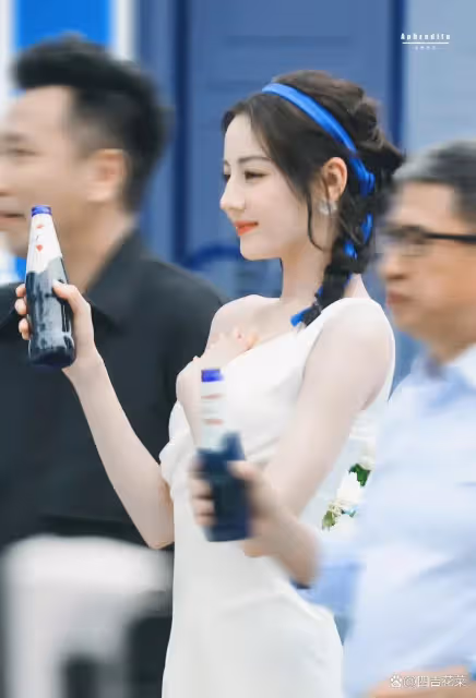 迪麗熱巴穿檸檬黃抹胸裙變冷酷少女,一改往日甜美形象!