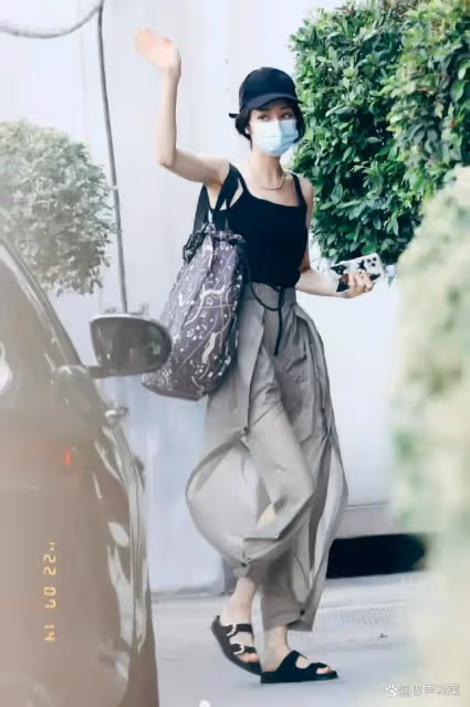 迪麗熱巴穿檸檬黃抹胸裙變冷酷少女,一改往日甜美形象!