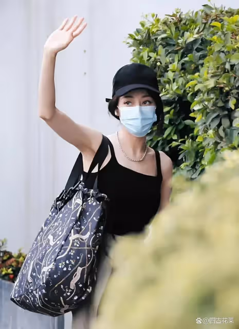 迪麗熱巴穿檸檬黃抹胸裙變冷酷少女,一改往日甜美形象!