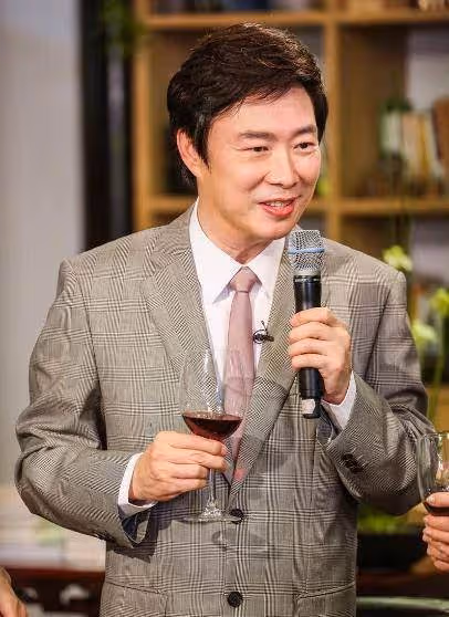 67歲費玉清至今不娶,只為守「忠」?始終「忘不了日本未婚妻」友人曝「每年9月他都會消失」:忠孝兩難全!