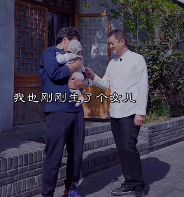 李亞鵬公開「二胎」性別!低調為其擺滿月酒,曬「正臉照」大眼雙眼皮超像爸爸