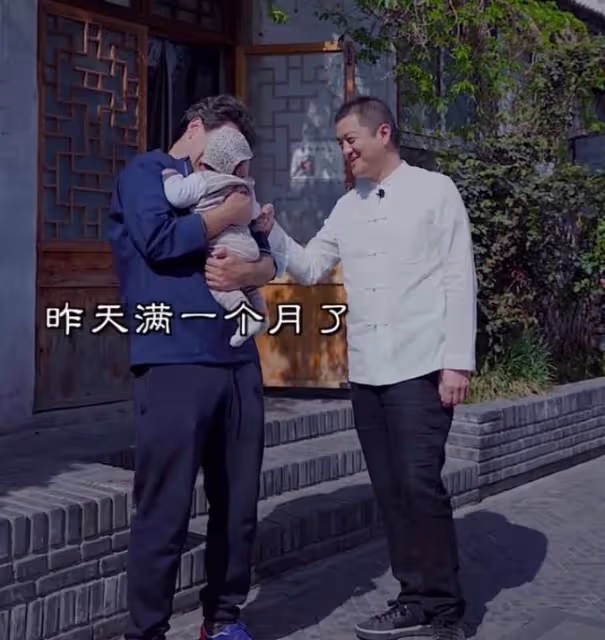 李亞鵬公開「二胎」性別!低調為其擺滿月酒,曬「正臉照」大眼雙眼皮超像爸爸