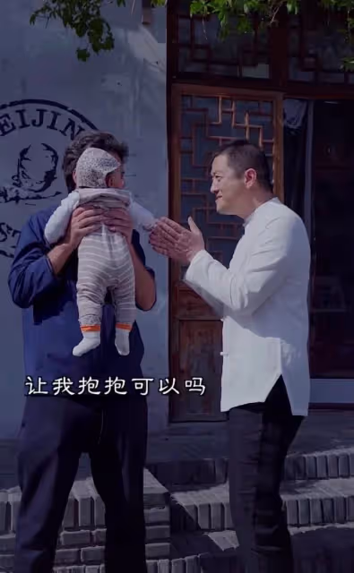 李亞鵬公開「二胎」性別!低調為其擺滿月酒,曬「正臉照」大眼雙眼皮超像爸爸