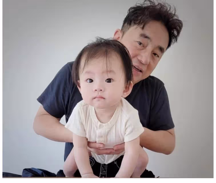 呂方老來得女變曬娃狂魔!小女兒呆萌可愛,遺傳媽媽的高顏值,一家三口同框很溫馨