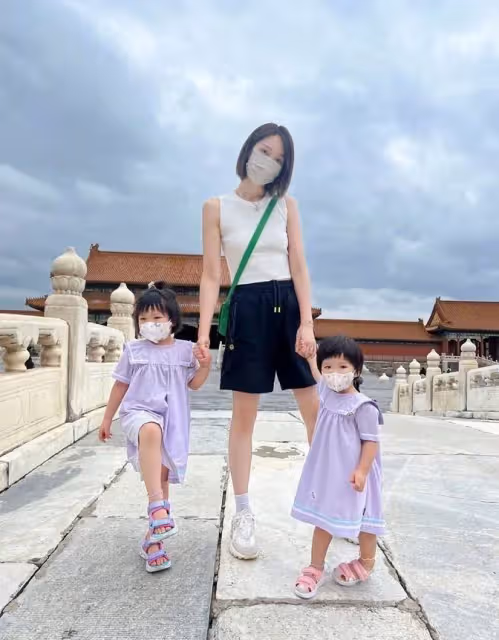 王祖藍嬌妻打卡故宮！穿背心短褲中間包場跳舞，母女擺同款pose活力滿滿，兩女兒顏值像爸爸