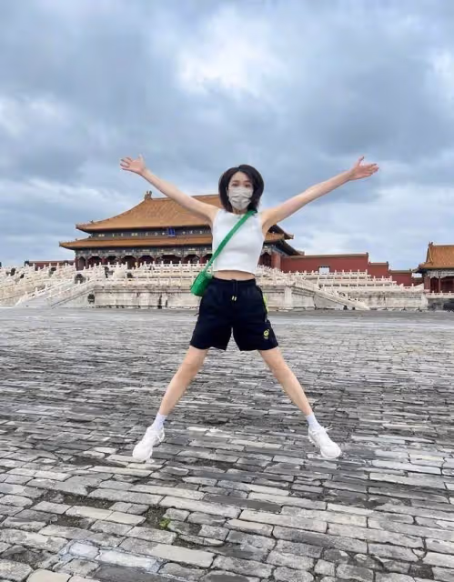 王祖藍嬌妻打卡故宮！穿背心短褲中間包場跳舞，母女擺同款pose活力滿滿，兩女兒顏值像爸爸