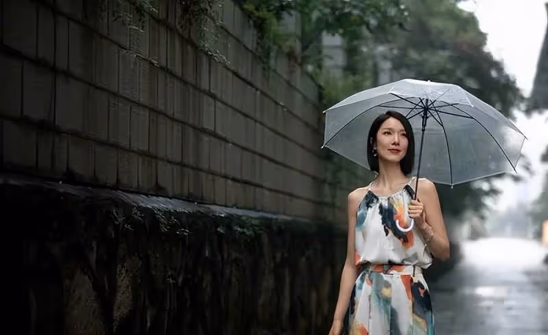 王祖藍嬌妻打卡故宮!穿背心短褲中間包場跳舞,母女擺同款pose活力滿滿,兩女兒顏值像爸爸