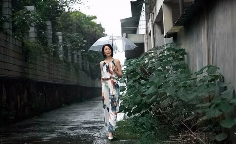 王祖藍嬌妻打卡故宮!穿背心短褲中間包場跳舞,母女擺同款pose活力滿滿,兩女兒顏值像爸爸