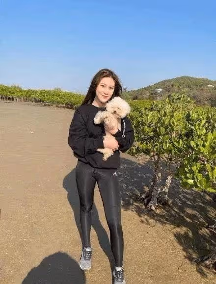 張兆輝一兒一女長大了!17歲女兒顏值高身材好,愈大愈靚神似鐘嘉欣
