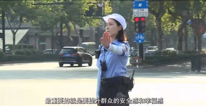 95後舞蹈演員轉行當交警!顏值高英姿颯爽,頂著高溫烈日堅守一線