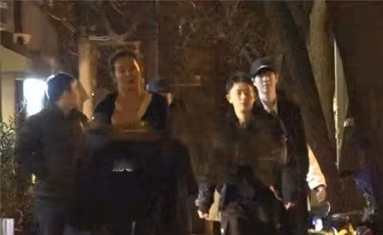 40歲王寶強深夜酒吧玩樂,身材發福打扮樸素,與女友馮清各玩各的