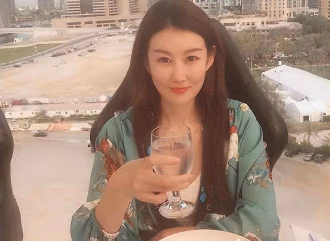 40歲王寶強深夜酒吧玩樂,身材發福打扮樸素,與女友馮清各玩各的