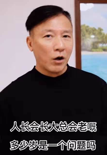 51歲男星劉永健久違現身,被吐槽老到認不出,臉色突變裝作要發怒
