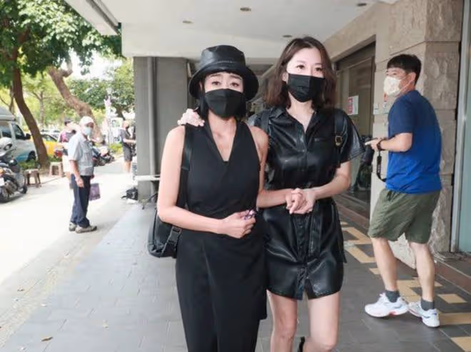 知名歌手癌症去世，47歲癌末女星唐玲現身追思會，情緒失控大哭