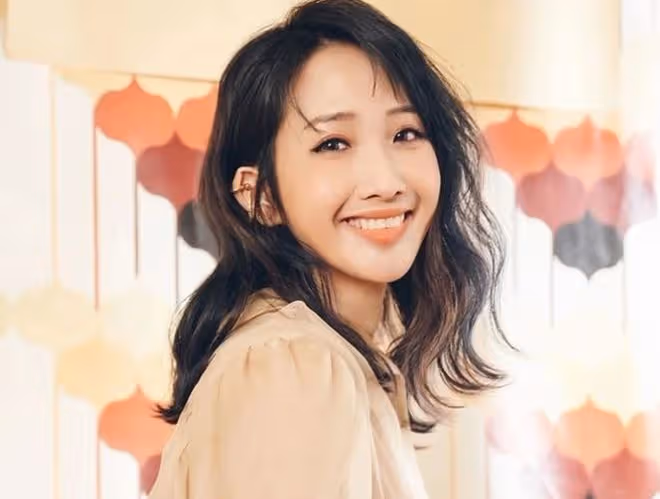 知名歌手癌症去世，47歲癌末女星唐玲現身追思會，情緒失控大哭