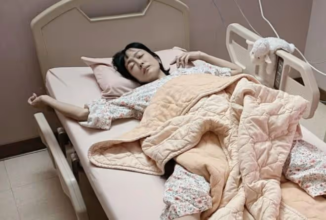 知名歌手癌症去世,47歲癌末女星唐玲現身追思會,情緒失控大哭