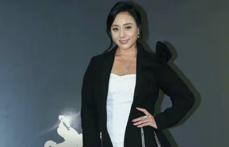 49歲女星身體亮紅燈!眼睛看不清東西,主要任務「抗擊病魔」,不結婚卻想找人配合生子