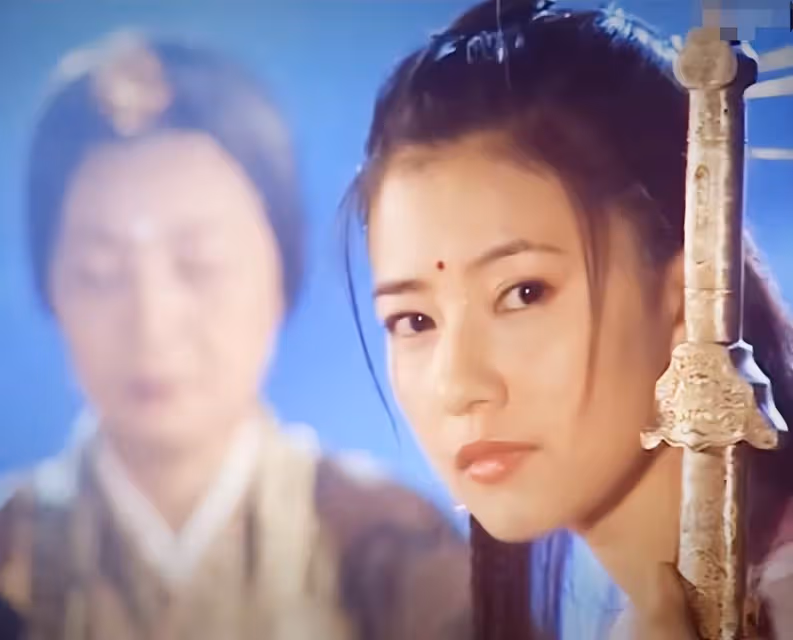 同樣都是演「周芷若」,佘詩曼嬌憨可愛,高圓圓我見猶憐,周海媚版本被金庸稱贊:早知道我就改結局了!