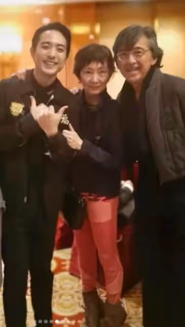 「港圈歌神」林子祥為前妻慶生宛如一家人,兩人貼臉摟肩好親密,同母異父兩兄弟關係融洽