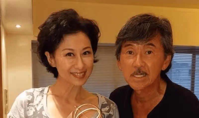 「港圈歌神」林子祥為前妻慶生宛如一家人,兩人貼臉摟肩好親密,同母異父兩兄弟關係融洽