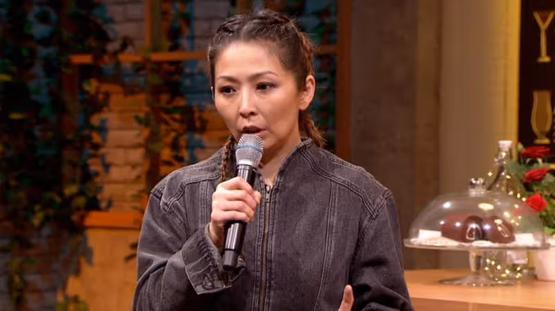 哥哥逝世,48歲女星演出前接噩耗敬業苦撐,一下舞台痛哭到不能自己,惹鼻酸:不用再忍了