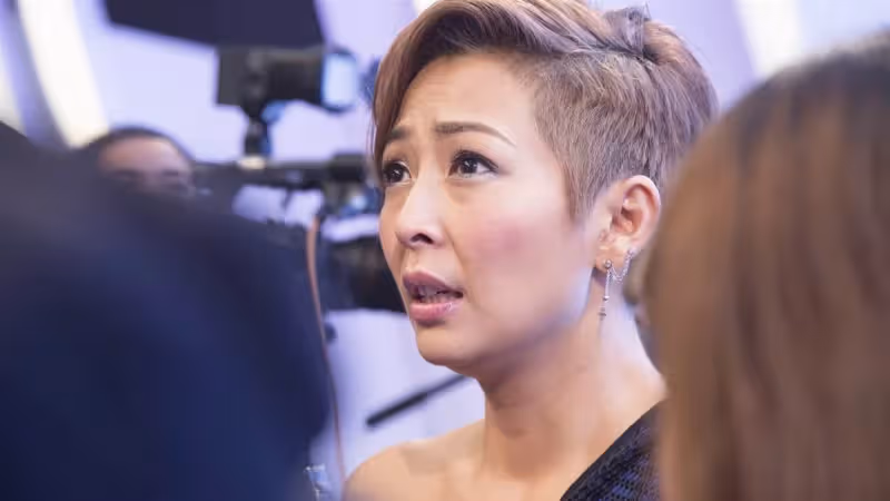 哥哥逝世,48歲女星演出前接噩耗敬業苦撐,一下舞台痛哭到不能自己,惹鼻酸:不用再忍了