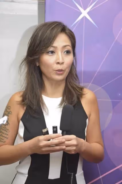 哥哥逝世,48歲女星演出前接噩耗敬業苦撐,一下舞台痛哭到不能自己,惹鼻酸:不用再忍了