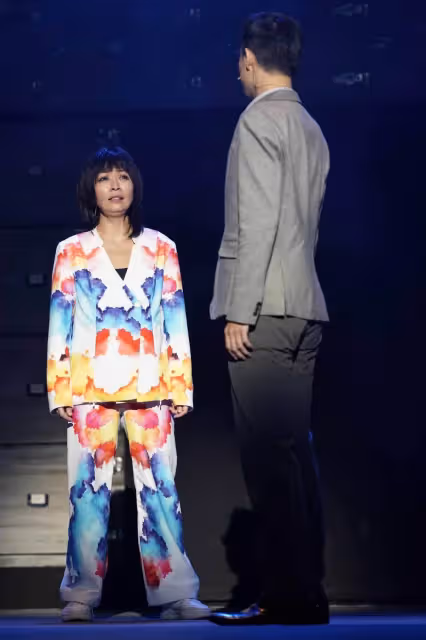 哥哥逝世,48歲女星演出前接噩耗敬業苦撐,一下舞台痛哭到不能自己,惹鼻酸:不用再忍了