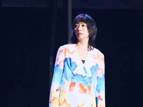 哥哥逝世，48歲女星演出前接噩耗敬業苦撐，一下舞台痛哭到不能自己，惹鼻酸：不用再忍了