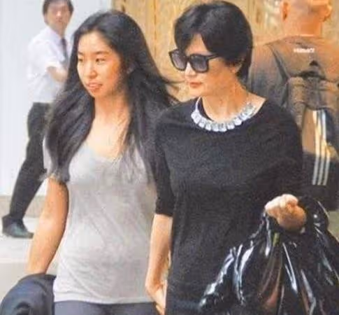 甩臉繼母林青霞!富商父再婚生子「親媽4婚4離」 她連生兩胎「願意當未婚媽媽」:父母婚姻影響我一輩子