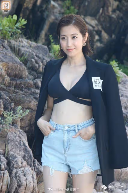 TVB最性感人妻大放福利照!海邊「一件頭」黑色泳衣大曬美圖