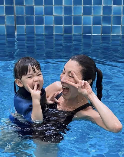 59歲「楊紫瓊」曬泳裝照,懷抱孫女水中比耶嬉鬧,渾身濕透皮膚超白,天倫之樂讓人羨慕