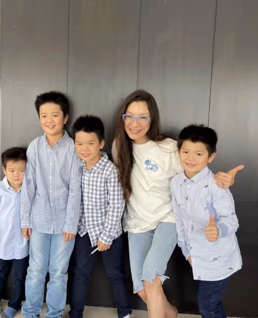 59歲「楊紫瓊」曬泳裝照,懷抱孫女水中比耶嬉鬧,渾身濕透皮膚超白,天倫之樂讓人羨慕