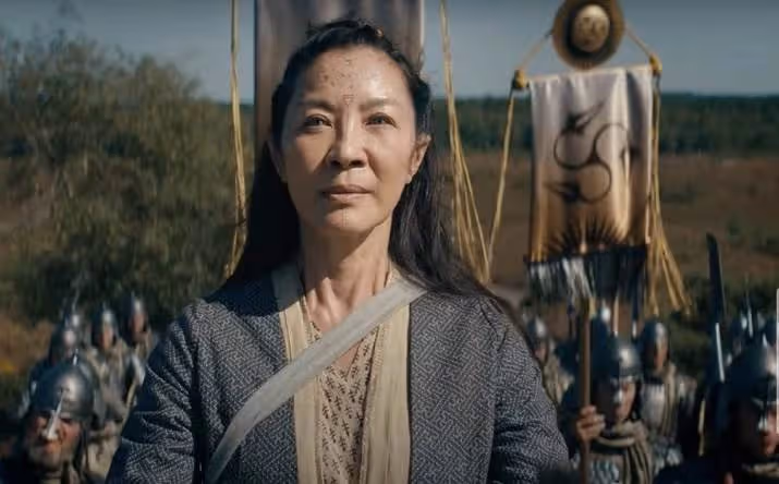 59歲「楊紫瓊」曬泳裝照,懷抱孫女水中比耶嬉鬧,渾身濕透皮膚超白,天倫之樂讓人羨慕
