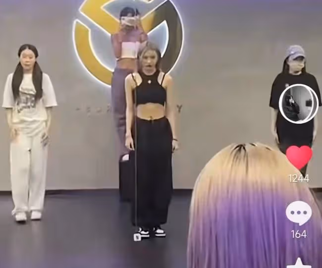 汪峰大女兒暴瘦露面,瘦到肋骨凸出,一頭金髮