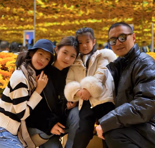 汪峰大女兒暴瘦露面,瘦到肋骨凸出,一頭金髮