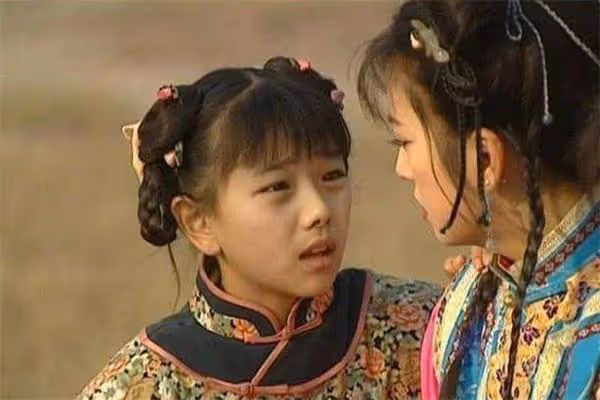 因出演《還珠格格》走紅!她4歲出道「12歲走紅」最當紅時隱退當教師 31歲卻選擇「剃度出家」遁入空門