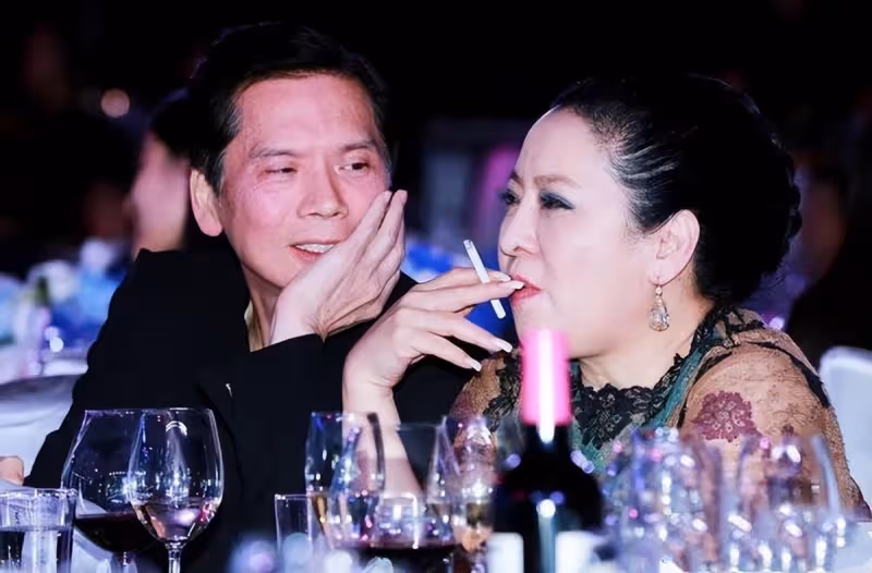 不要名分!甘願當李小龍情人「主動與向華強離婚」讓位給陳嵐 潛心向佛「被向太供養40年」:最好的選擇