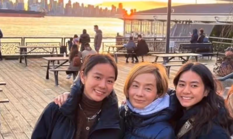 62歲毛舜筠出國和家人團聚,一頭金髮顯年輕,倆女兒高顏值似混血,網友:太像姐妹三人了