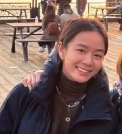 62歲毛舜筠出國和家人團聚,一頭金髮顯年輕,倆女兒高顏值似混血,網友:太像姐妹三人了